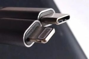 发现iPhone轻微漏电，苹果客服回应！