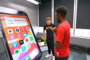 主播打造全球最大“iPhone”：高度超过 1.83 米，可拍照和运行第三方应用